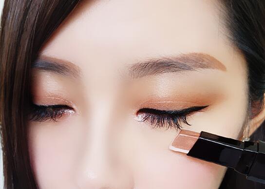 双色眼影棒哪个颜色好看，眼影棒正确使用方法 眼影棒 双色眼影棒 双色眼影棒哪个颜色好看 美妆 第1张