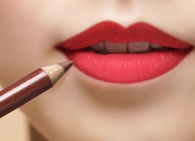 唇线老是画不好怎么办，唇线笔和口红正确上妆方法 唇线笔 唇线笔使用方法 唇线笔和口红正确使用方法步骤 美妆 第2张