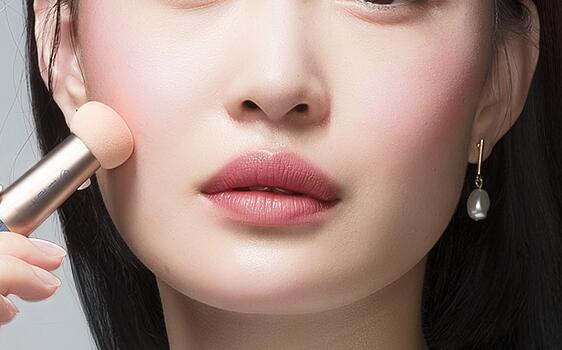 用不用腮红妆容有什么差别，腮红正确使用方法 腮红 化妆不用腮红 化妆不用腮红可以吗 美妆 第1张