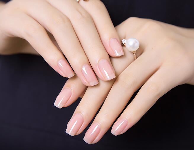 撕拉指甲油容易掉怎么办，不损指甲美甲方法 指甲油 撕拉指甲油容易掉落 撕拉指甲油容易掉落怎么办 美妆 第1张