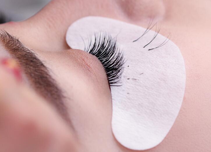 假睫毛怎么贴，假睫毛的正确贴法步骤教程图片 假睫毛 假睫毛的正确贴法 假睫毛的正确贴法步骤教程图片 美妆 第2张