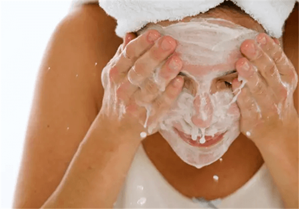 睡前敷面膜后还要洗脸吗，原来你一直都做错了 护肤 第1张