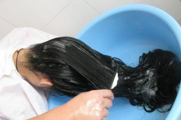 淘米水洗头发的好处，新鲜的淘米水洗头发有效果吗 护肤 第1张