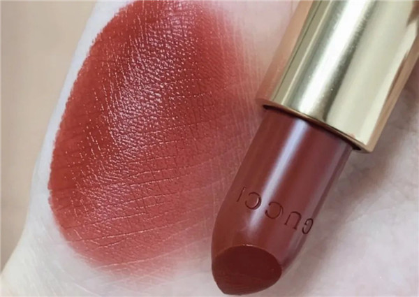 秋冬适合什么颜色的口红，四只秋冬热门红棕色显白又百搭 口红 第7张