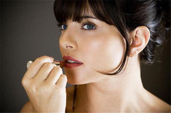 擦口红嘴唇起皮怎么办，擦口红嘴唇为什么起皮 护肤 第1张