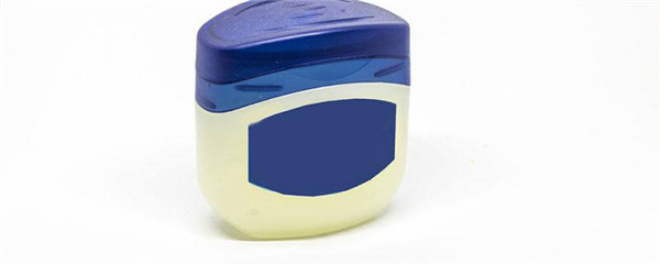 凡士林唇膏能天天用吗，凡士林唇膏会引起唇炎吗 护肤 第1张