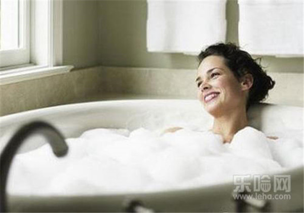 用什么泡澡对皮肤好，泡澡水中加点料皮肤变得更好 护肤 第5张