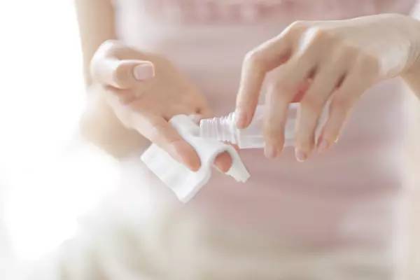 自己做个可以收缩毛孔和美白的面膜来用 面膜 第1张