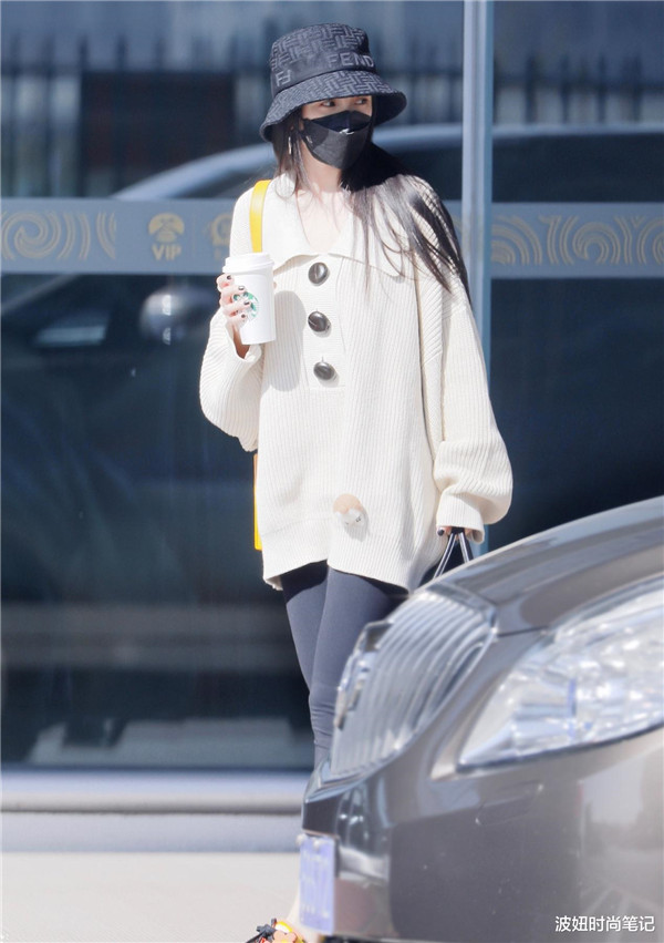 毛线衣服给人温暖感觉，健美裤配合针织衫上宽下紧适合梨形身材 毛线衣服 健美裤 第1张