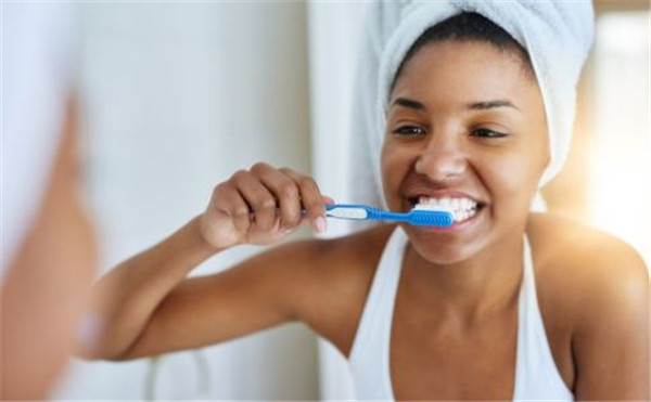 冷光美白牙齿有会出现副作用，美白后要注意口腔卫生 副作用 牙齿 第3张