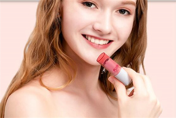 变色润唇膏晚上睡觉不可以涂，会让嘴唇皮肤变差 变色润唇膏 嘴唇皮肤变差 第2张