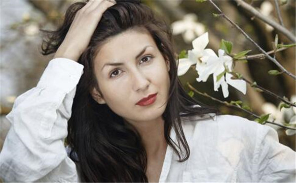 护理颈部要每日温水清洁，涂抹颈霜或保湿乳液按摩 护理 颈部 第1张