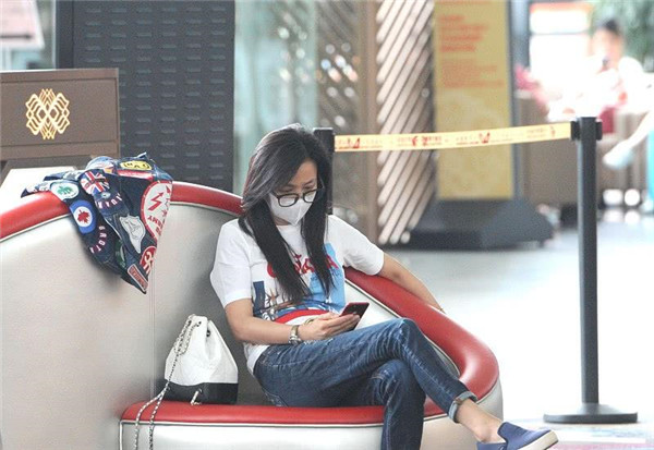 张庭短袖搭配背带裤造型年轻十足，张庭素颜 张庭 背带裤 第6张