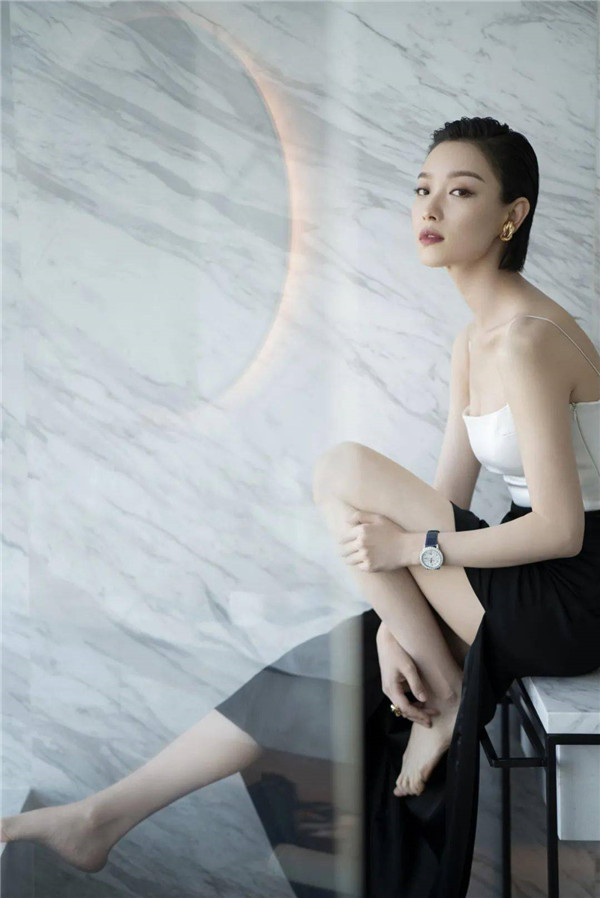 杨紫梳短发造型高级感十足，杨紫短发发型编发 杨紫 短发 第3张