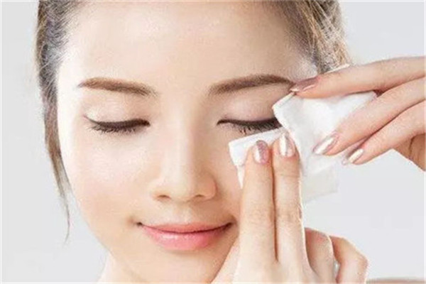 皮肤保养的方法：高光泽粉末应用于锁骨区突出颈部 皮肤 保养 第2张