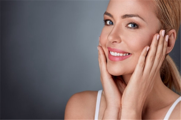 女性应该如何预防和去除皱纹，做好防晒避免老化 去除皱纹 避免老化 第3张