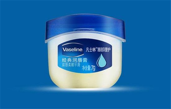 凡士林唇膏怎么涂，凡士林使用技巧