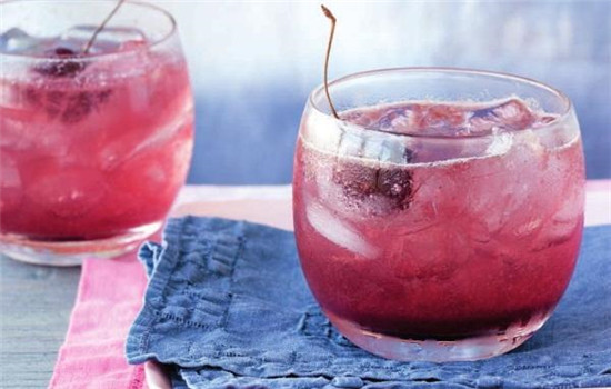 樱桃汁可以直接擦脸吗，樱桃汁弄在衣服上怎么清洗