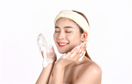 毛孔粗大油性皮肤用什么洗面奶，洗面奶可以每天用吗