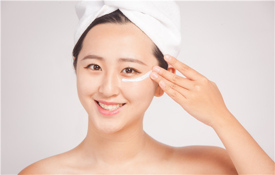 玫琳凯眼霜怎么用，眼霜多大年龄开始用