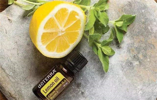 阿芙荷荷巴油跟柠檬精油怎么搭配用，可以改善痤疮吗