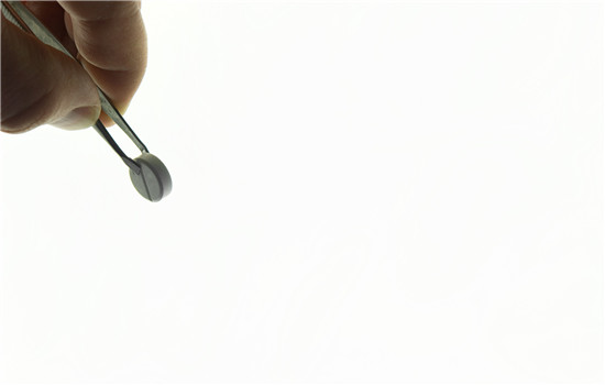 黑头可以用镊子夹出来吗，当心这个误区会毁了你的鼻子