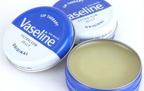 晚上擦凡士林在脸上停留多久，凡士林的用途有哪些