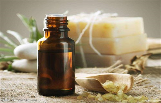 艾草精油可以擦脸吗，艾草精油是什么
