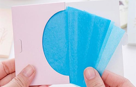 为什么吸油纸让脸变得很干，脸部保湿方法