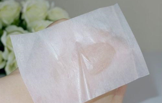 夏天用吸油纸好吗，额头出油怎么解决