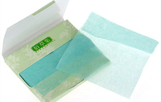 为什么吸油纸越用毛孔越大，解决皮肤出油的方法