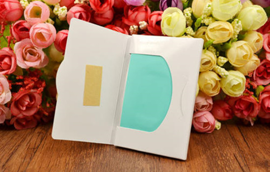 吸油纸对皮肤有害吗，用吸油纸会改善黑头吗