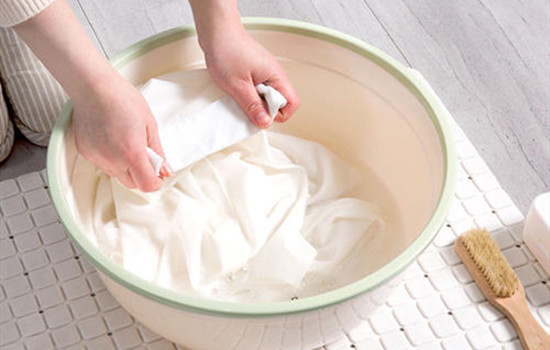 止汗露印迹怎么清洗，两招教你搞定止汗露印迹