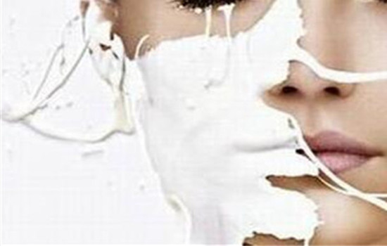 牛奶喷脸对皮肤有什么用，牛奶护肤大揭秘