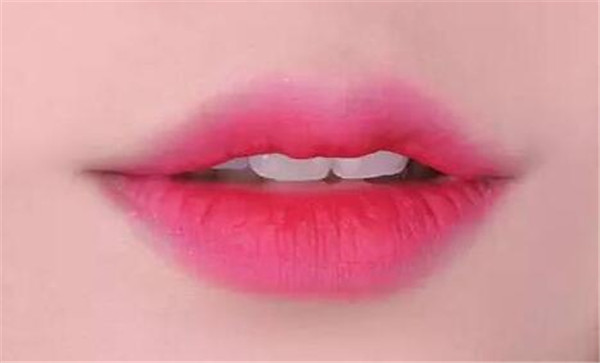 玫红口红可以叠擦吗，​玫红口红和大红叠擦是什么色