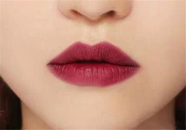 酒红色口红是什么颜色，​酒红色妆容怎么打造