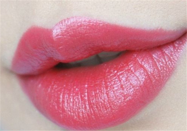 玫红色口红土吗，​玫红色口红配什么妆容