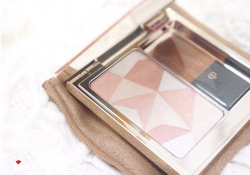 高光棒和高光粉哪个好用​，高光棒和高光粉有什么区别