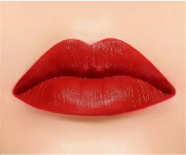 厚唇适合什么颜色的口红，​嘴唇厚怎么涂口红显薄