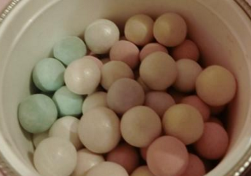 散粉球怎么弄碎，​散粉球用在化妆的哪个步骤