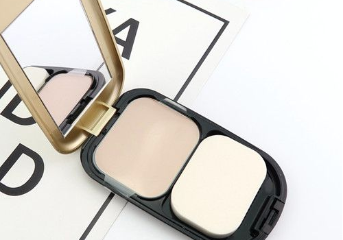 蜜丝佛陀莹亮臻白粉饼色号怎么选​