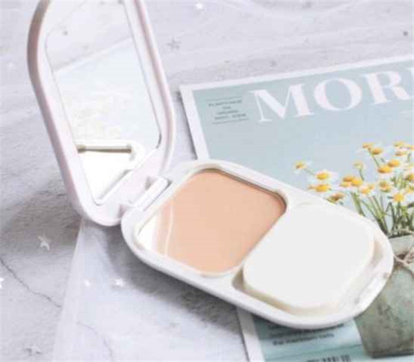 蜜丝佛陀莹亮臻白粉饼怎么用，使用粉饼的注意事项