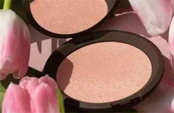 高光和腮红哪个先用，​高光和腮红的正确使用顺序