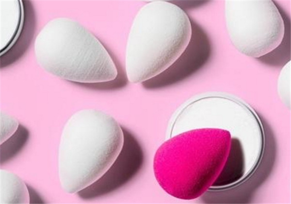 美妆蛋可以上散粉吗，​美妆蛋怎么涂腮红
