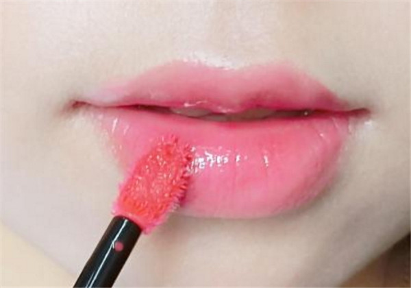 ​涂唇釉要注意什么，唇釉刷头掉了怎么办
