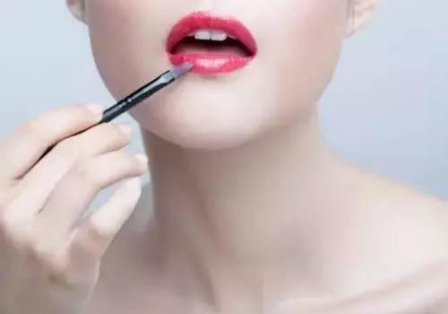 唇刷的优缺点，口红直接涂和用唇刷涂效果有什么区别