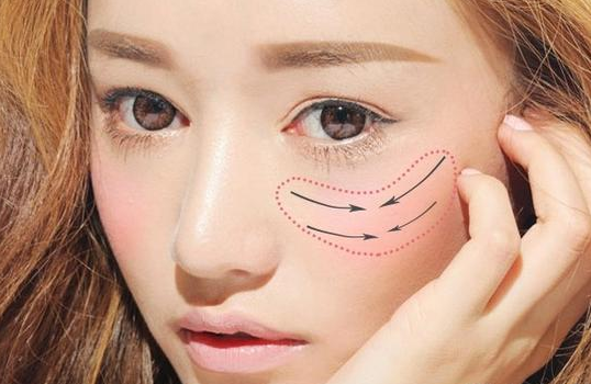 ins爱心苹果腮红画法，​画腮红的误区