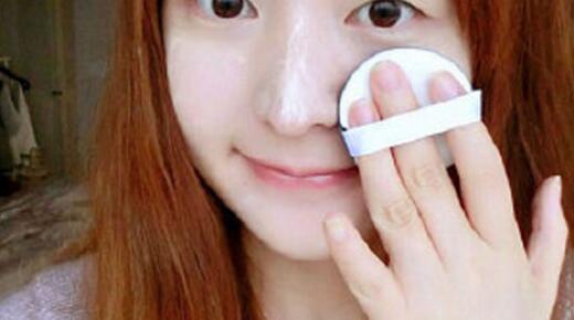 ​气垫粉扑上粉底液的方法