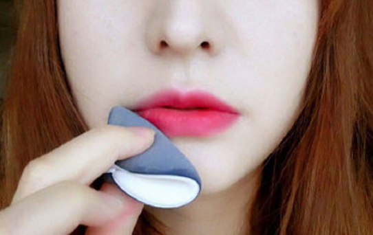 气垫粉扑画咬唇妆的方法​，气垫粉扑打造遮瑕底妆