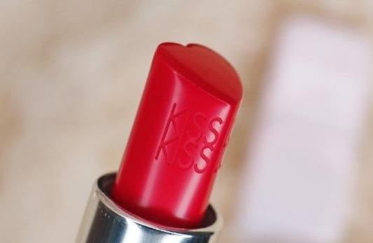 娇兰亲亲Red572是什么颜色，​娇兰亲亲Red572试色怎么样